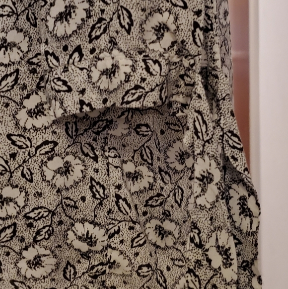 Adrienne Vittadini Black And White Floral Blouse - Picture 8 of 9